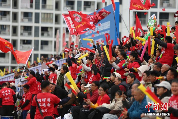 星辉娱乐注册:广西“县超”串联文旅商农全链条 “踢”旺烟火气